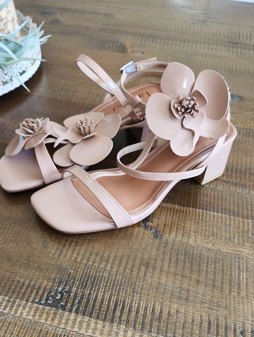 Lacikosz Nude Floral T-Strap Sandals Sz 6.5